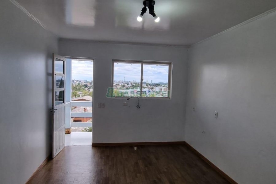 Sobrado com 234m², 3 dormitórios, 1 vaga, no bairro Colina Sorriso em Caxias do Sul para Comprar