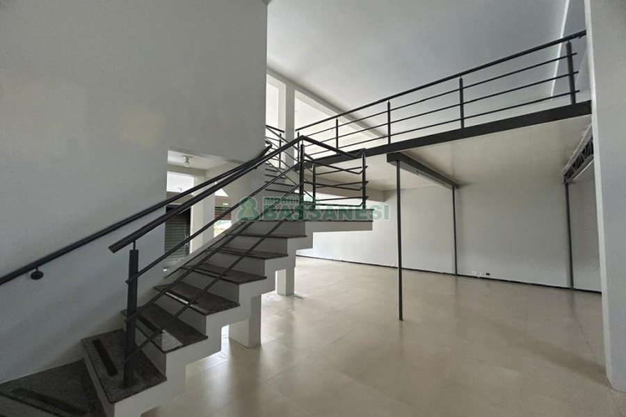 Loja com 250m², no bairro Pio X em Caxias do Sul para Alugar