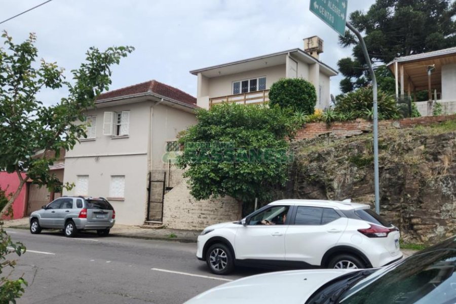 Casa com 484m², 6 dormitórios, 2 vagas, no bairro São Pelegrino em Caxias do Sul para Comprar