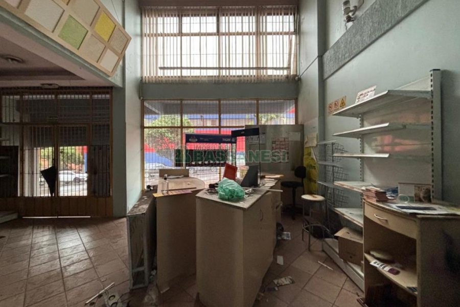Loja com 235m², 1 vaga, no bairro Pio X em Caxias do Sul para Comprar