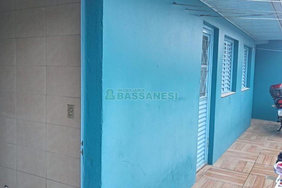 Casa com 188m², 2 dormitórios, 1 vaga, no bairro Santa Fé em Caxias do Sul para Comprar