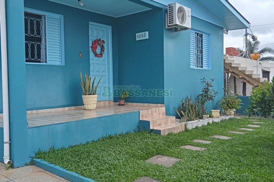 Casa com 188m², 2 dormitórios, 1 vaga, no bairro Santa Fé em Caxias do Sul para Comprar