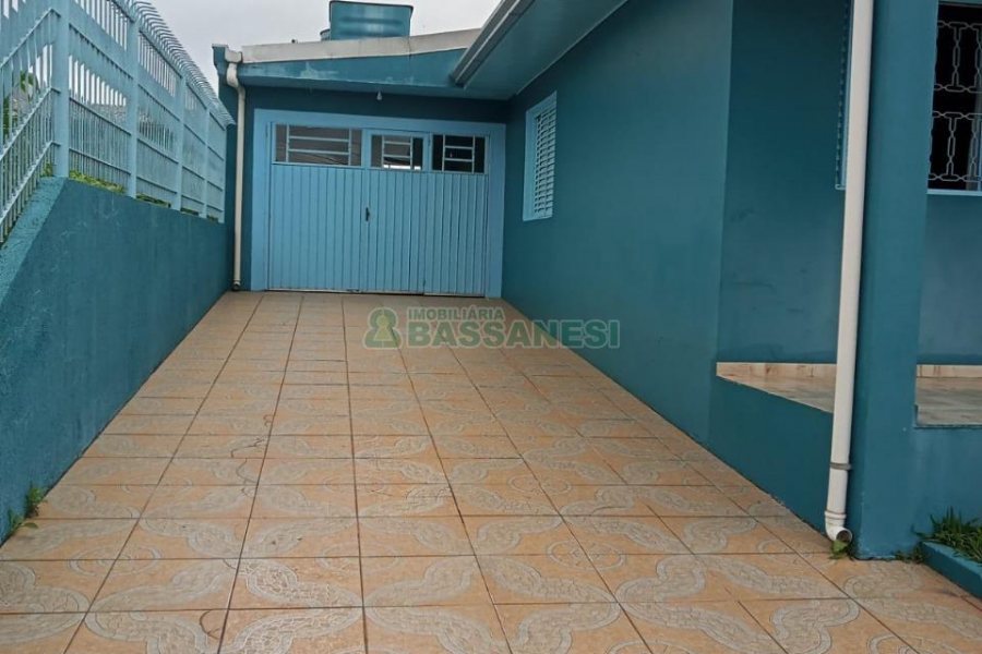 Casa com 188m², 2 dormitórios, 1 vaga, no bairro Santa Fé em Caxias do Sul para Comprar