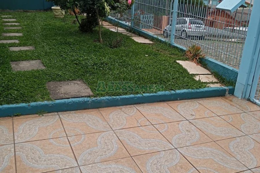 Casa com 188m², 2 dormitórios, 1 vaga, no bairro Santa Fé em Caxias do Sul para Comprar