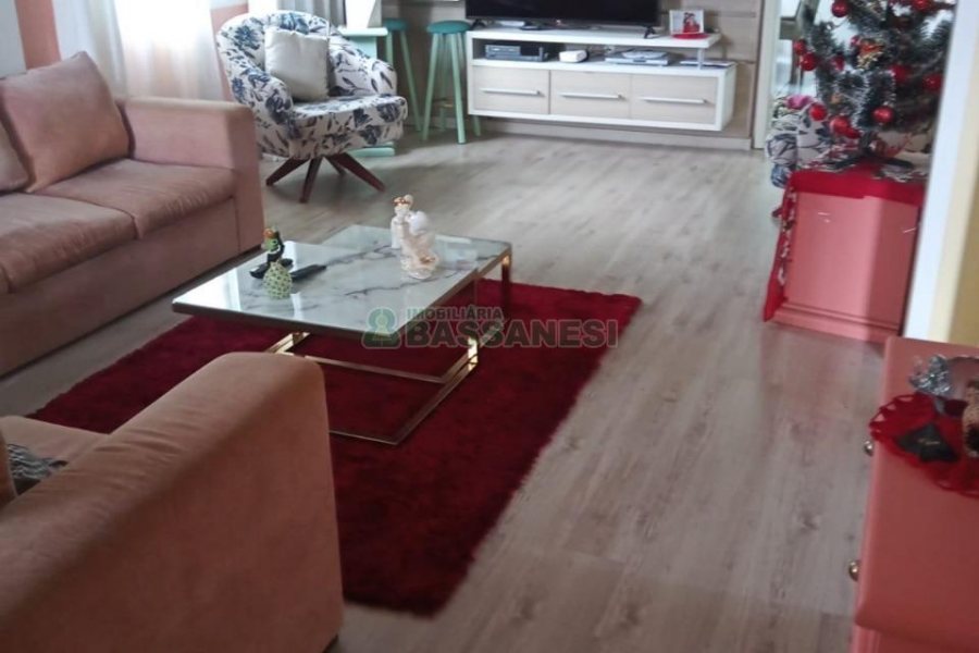 Casa com 188m², 2 dormitórios, 1 vaga, no bairro Santa Fé em Caxias do Sul para Comprar