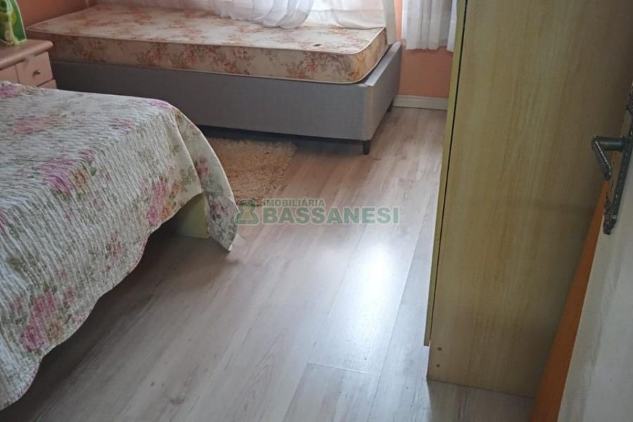 Casa com 188m², 2 dormitórios, 1 vaga, no bairro Santa Fé em Caxias do Sul para Comprar