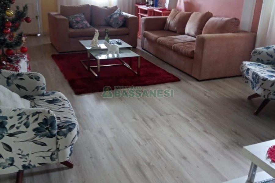 Casa com 188m², 2 dormitórios, 1 vaga, no bairro Santa Fé em Caxias do Sul para Comprar