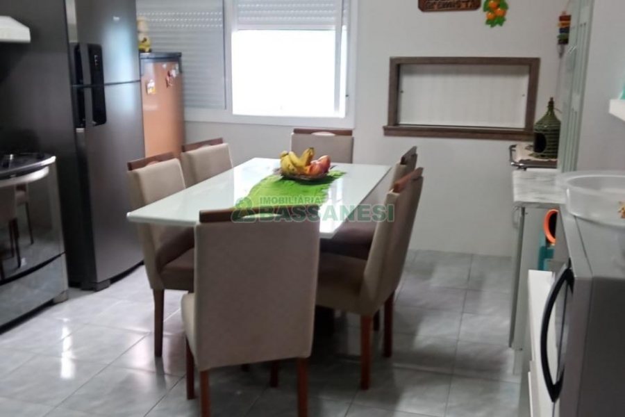 Casa com 188m², 2 dormitórios, 1 vaga, no bairro Santa Fé em Caxias do Sul para Comprar