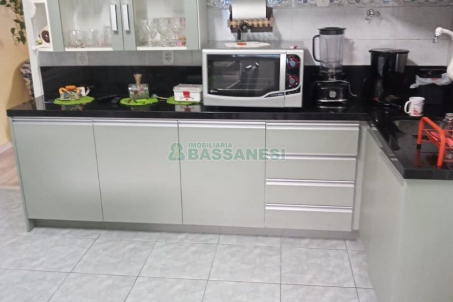 Casa com 188m², 2 dormitórios, 1 vaga, no bairro Santa Fé em Caxias do Sul para Comprar