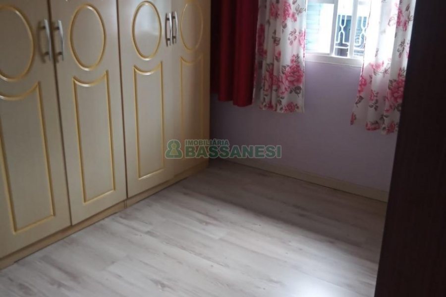 Casa com 188m², 2 dormitórios, 1 vaga, no bairro Santa Fé em Caxias do Sul para Comprar