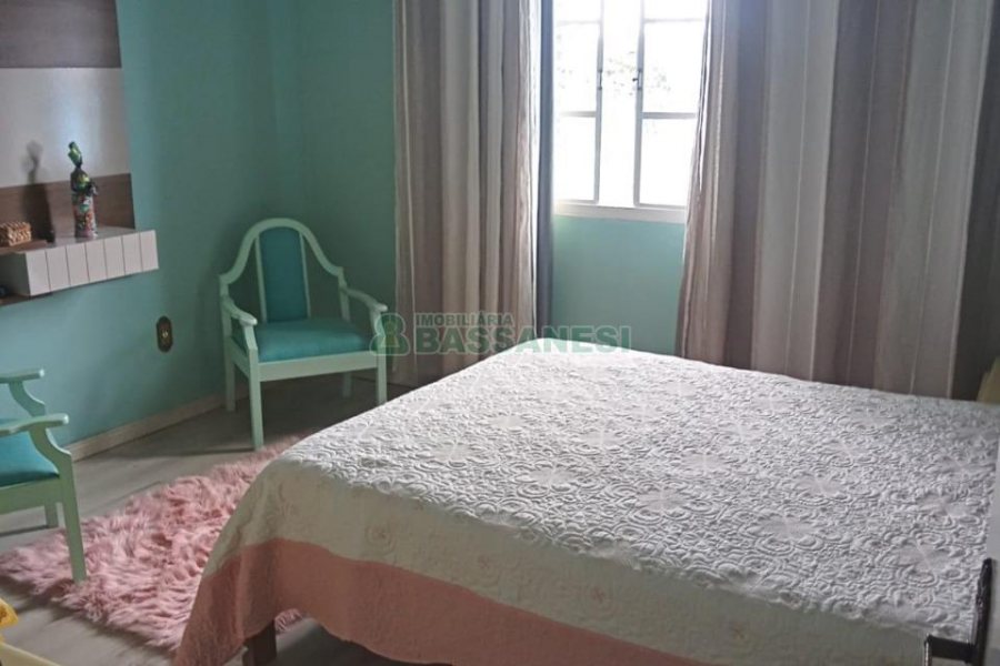 Casa com 188m², 2 dormitórios, 1 vaga, no bairro Santa Fé em Caxias do Sul para Comprar