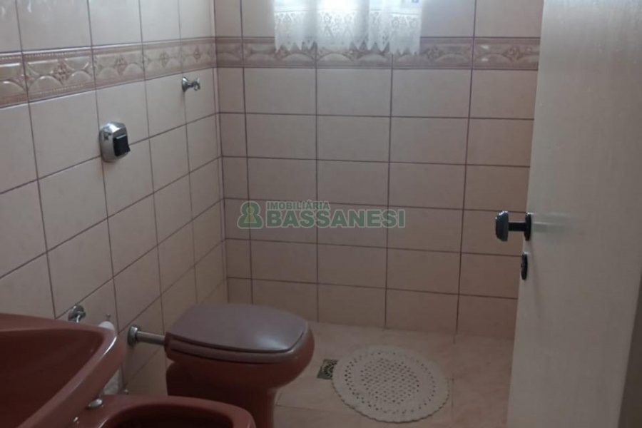 Casa com 188m², 2 dormitórios, 1 vaga, no bairro Santa Fé em Caxias do Sul para Comprar