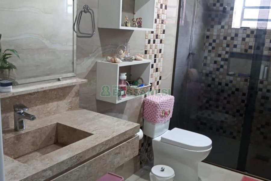 Casa com 188m², 2 dormitórios, 1 vaga, no bairro Santa Fé em Caxias do Sul para Comprar