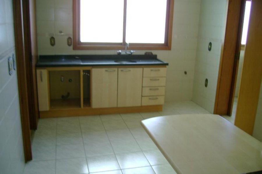 Apartamento com 170m², 3 dormitórios, 1 vaga, no bairro Centro em Caxias do Sul para Comprar