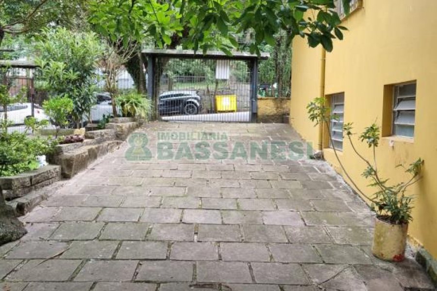 Casa com 200m², 3 dormitórios, 2 vagas, no bairro Pio X em Caxias do Sul para Comprar