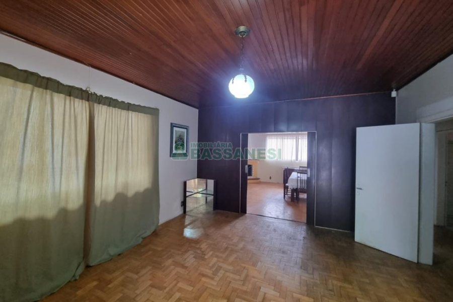 Casa com 200m², 3 dormitórios, 2 vagas, no bairro Pio X em Caxias do Sul para Comprar