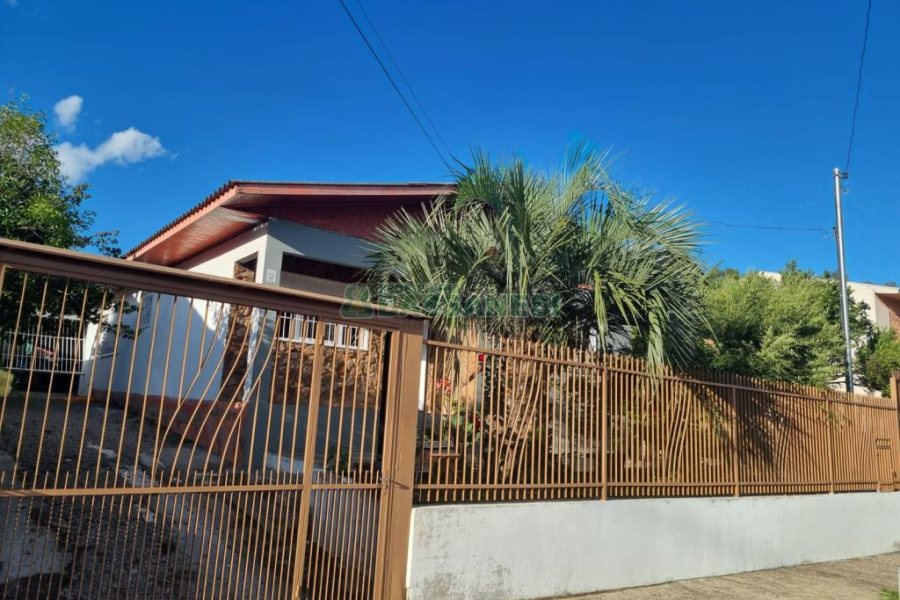 Casa com 192m², 3 dormitórios, 4 vagas, no bairro Desvio Rizzo em Caxias do Sul para Comprar