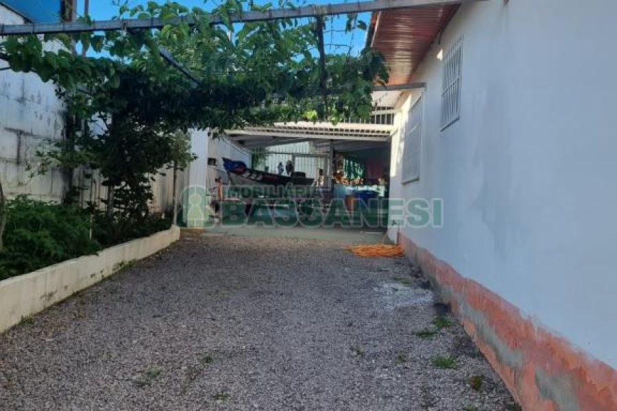 Casa com 192m², 3 dormitórios, 4 vagas, no bairro Desvio Rizzo em Caxias do Sul para Comprar