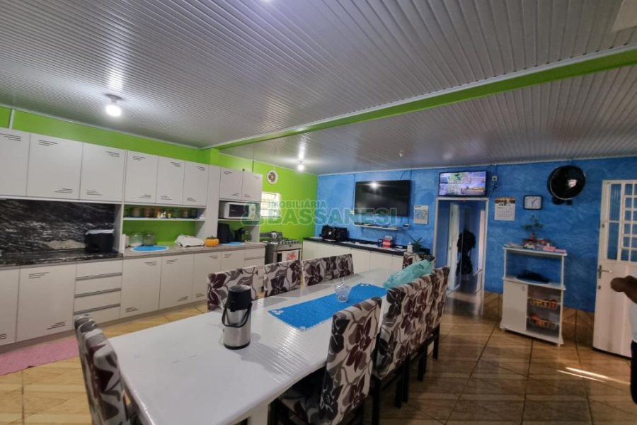 Casa com 192m², 3 dormitórios, 4 vagas, no bairro Desvio Rizzo em Caxias do Sul para Comprar