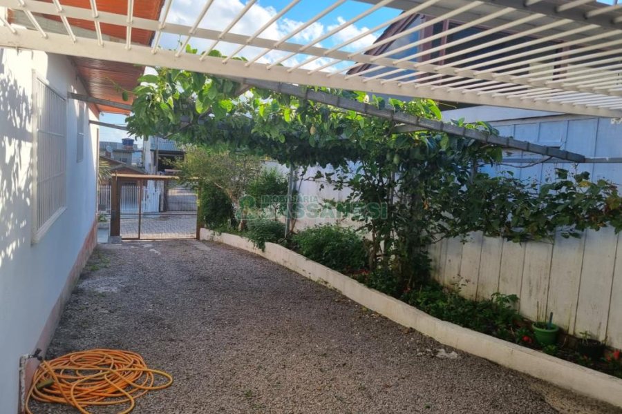 Casa com 192m², 3 dormitórios, 4 vagas, no bairro Desvio Rizzo em Caxias do Sul para Comprar