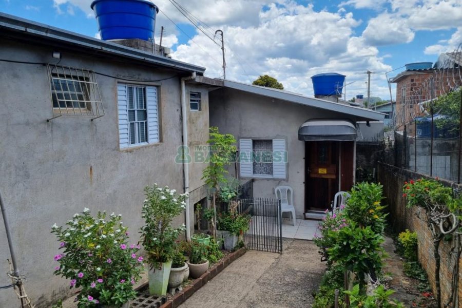 Casa com 118m², 4 dormitórios, no bairro Kayser em Caxias do Sul para Comprar