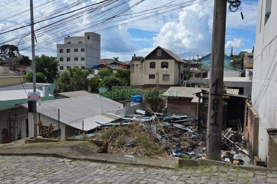 Terreno com 165m², no bairro Interlagos em Caxias do Sul para Comprar