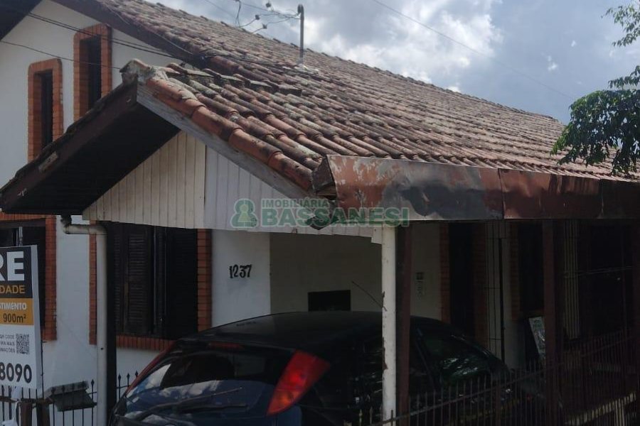 Casa com 900m², 3 dormitórios, 1 vaga, no bairro Desvio Rizzo em Caxias do Sul para Comprar