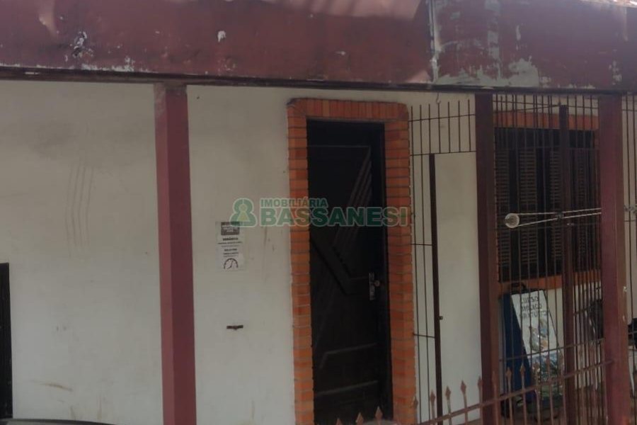 Casa com 900m², 3 dormitórios, 1 vaga, no bairro Desvio Rizzo em Caxias do Sul para Comprar