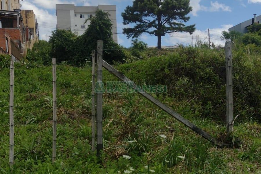 Terreno com 360m², no bairro Industrial em Caxias do Sul para Comprar