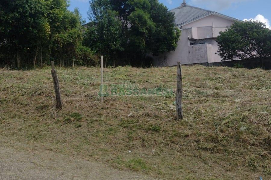 Terreno com 360m², no bairro Charqueadas em Caxias do Sul para Comprar