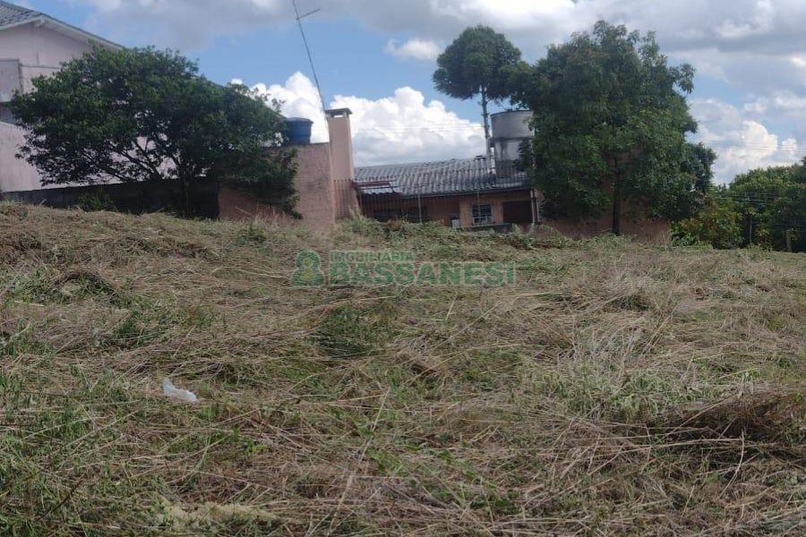 Terreno com 360m², no bairro Charqueadas em Caxias do Sul para Comprar