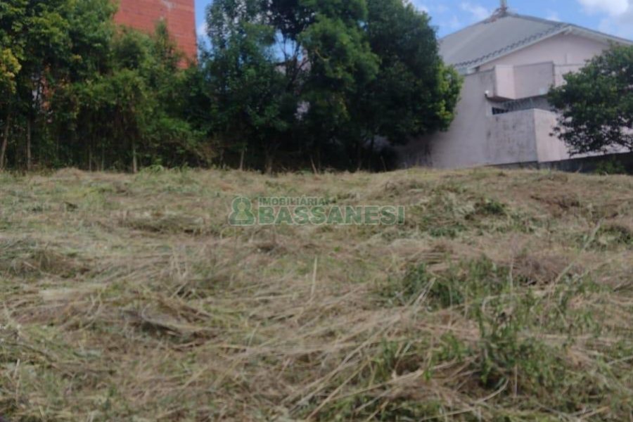Terreno com 360m², no bairro Charqueadas em Caxias do Sul para Comprar