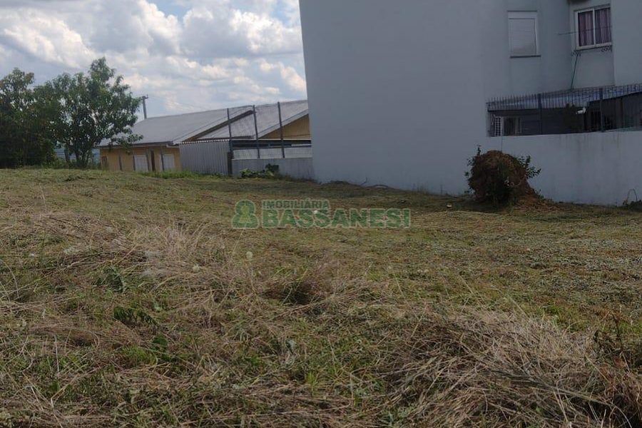 Terreno com 360m², no bairro Charqueadas em Caxias do Sul para Comprar