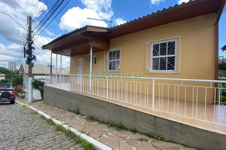 Casa com 161m², 4 dormitórios, 2 vagas, no bairro Rio Branco em Caxias do Sul para Comprar