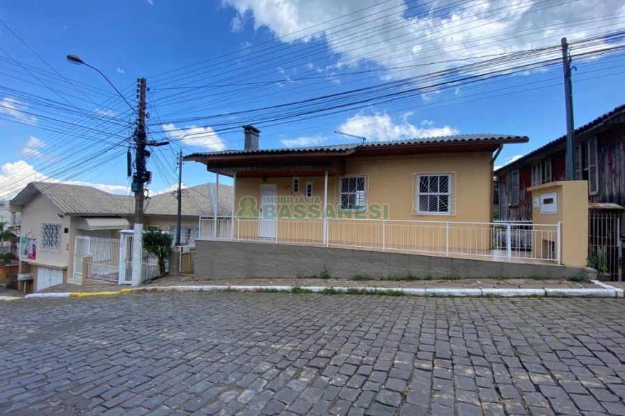 Casa com 161m², 4 dormitórios, 2 vagas, no bairro Rio Branco em Caxias do Sul para Comprar