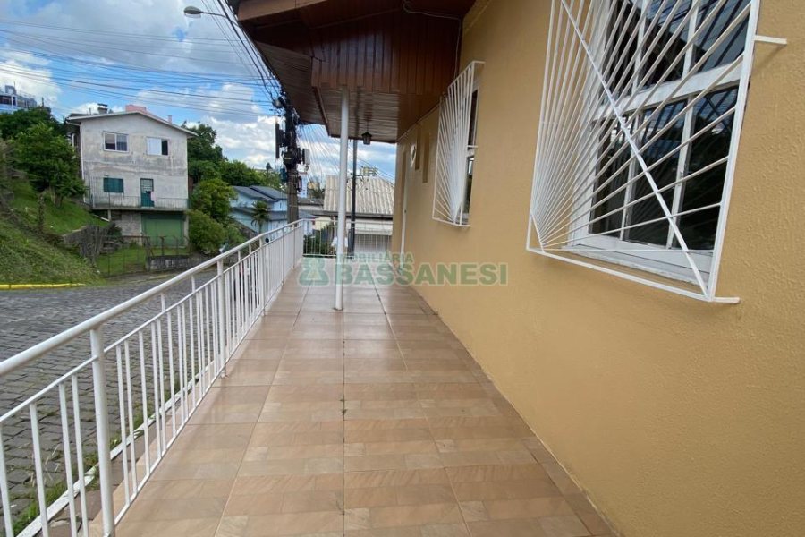 Casa com 161m², 4 dormitórios, 2 vagas, no bairro Rio Branco em Caxias do Sul para Comprar