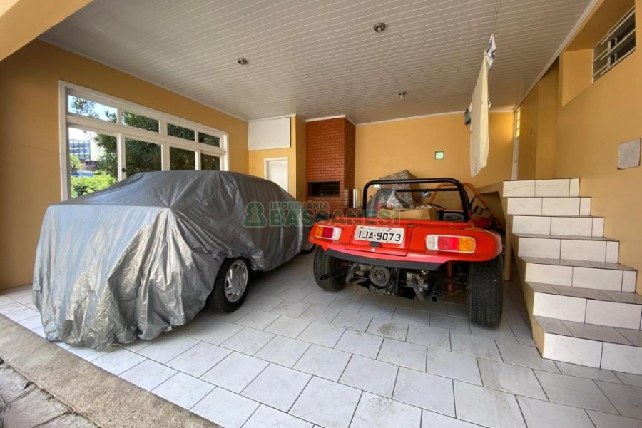 Casa com 161m², 4 dormitórios, 2 vagas, no bairro Rio Branco em Caxias do Sul para Comprar