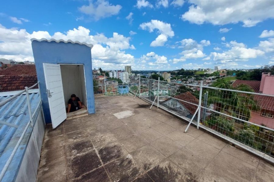 Casa com 162m², 3 dormitórios, 2 vagas, no bairro Rio Branco em Caxias do Sul para Comprar