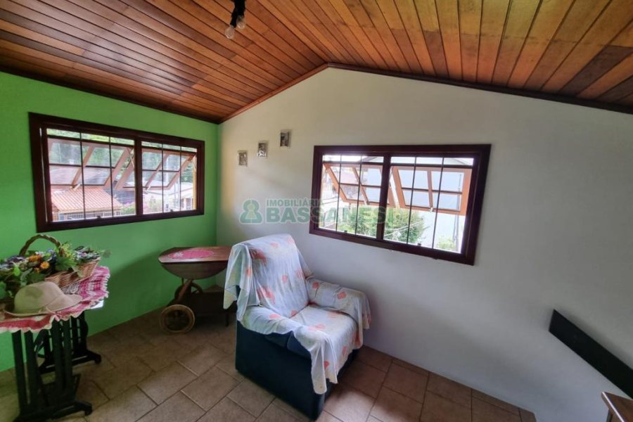 Casa com 194m², 3 dormitórios, 2 vagas, no bairro São Caetano em Caxias do Sul para Comprar