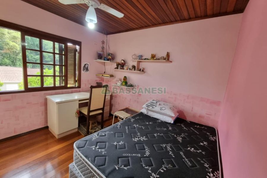 Casa com 194m², 3 dormitórios, 2 vagas, no bairro São Caetano em Caxias do Sul para Comprar