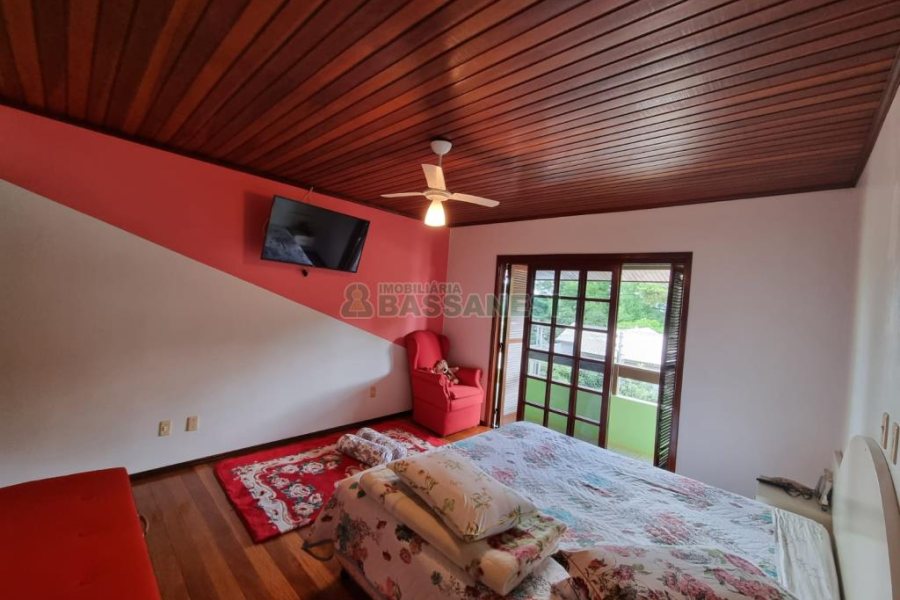 Casa com 194m², 3 dormitórios, 2 vagas, no bairro São Caetano em Caxias do Sul para Comprar