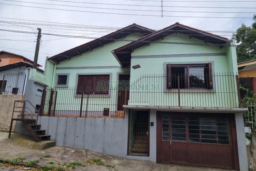 Casa com 185m², 3 dormitórios, 1 vaga, no bairro Bom Pastor em Caxias do Sul para Comprar