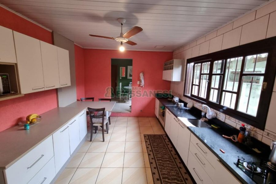 Casa com 185m², 3 dormitórios, 1 vaga, no bairro Bom Pastor em Caxias do Sul para Comprar