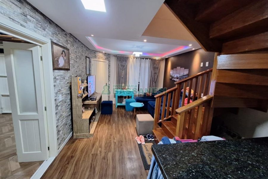 Sobrado com 104m², 3 dormitórios, 1 vaga, no bairro Vila Verde em Caxias do Sul para Comprar