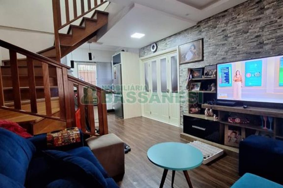 Sobrado com 104m², 3 dormitórios, 1 vaga, no bairro Vila Verde em Caxias do Sul para Comprar