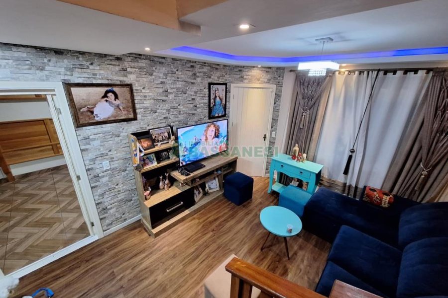 Sobrado com 104m², 3 dormitórios, 1 vaga, no bairro Vila Verde em Caxias do Sul para Comprar