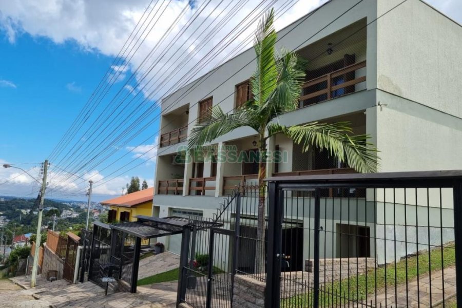 Sobrado com 182m², 3 dormitórios, 2 vagas, no bairro De Lazzer em Caxias do Sul para Comprar