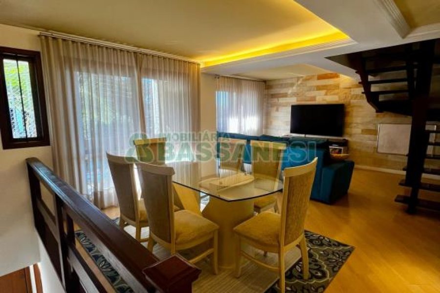 Sobrado com 182m², 3 dormitórios, 2 vagas, no bairro De Lazzer em Caxias do Sul para Comprar