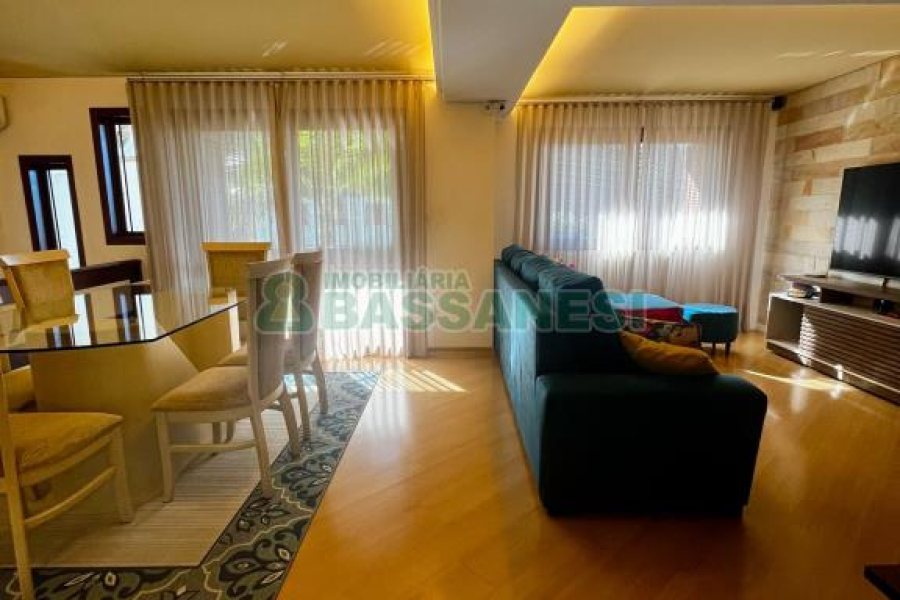 Sobrado com 182m², 3 dormitórios, 2 vagas, no bairro De Lazzer em Caxias do Sul para Comprar