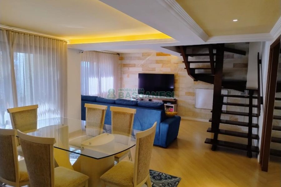 Sobrado com 182m², 3 dormitórios, 2 vagas, no bairro De Lazzer em Caxias do Sul para Comprar